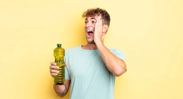 Jovem Homem Bonito Sentindo Feliz Animado Surpreso Conceito Azeite — Fotografia de Stock