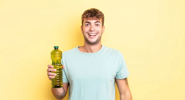 Junger Gutaussehender Mann Der Glücklich Und Angenehm Überrascht Aussieht Olivenölkonzept — Stockfoto