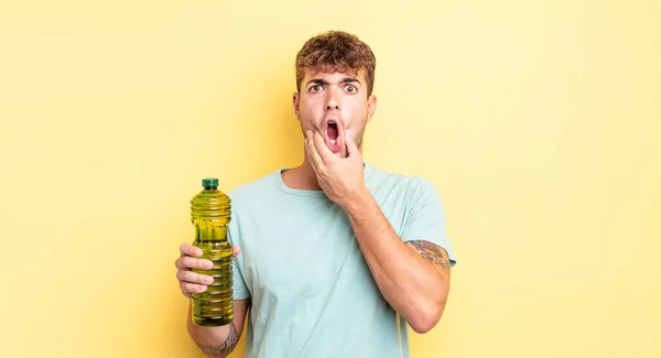 Jovem Homem Bonito Com Boca Olhos Bem Abertos Mão Queixo — Fotografia de Stock