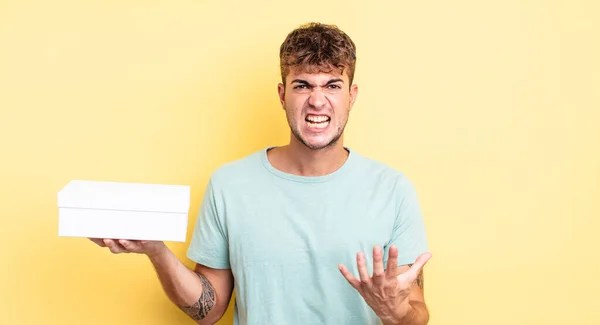 Jonge Knappe Man Boos Geïrriteerd Gefrustreerd Witte Doos Concept — Stockfoto