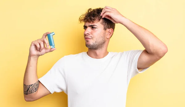 Junger Gutaussehender Mann Der Glücklich Lächelt Und Tagträumt Oder Zweifelt — Stockfoto