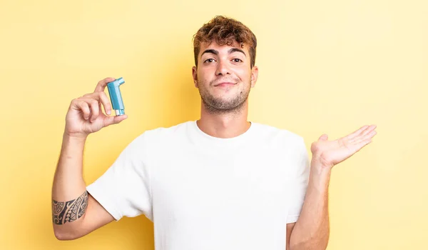 Joven Hombre Guapo Sintiéndose Desconcertado Confundido Dudando Concepto Asma —  Fotos de Stock