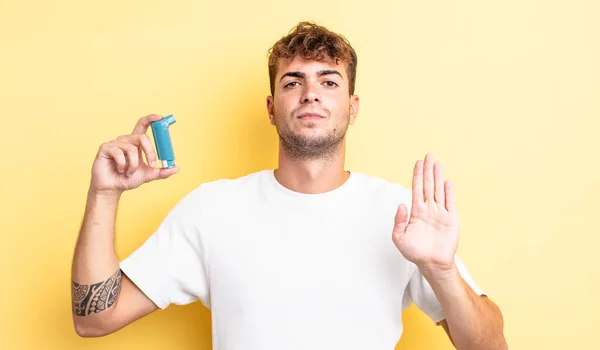 Joven Hombre Guapo Mirando Serio Mostrando Palma Abierta Haciendo Gesto — Foto de Stock