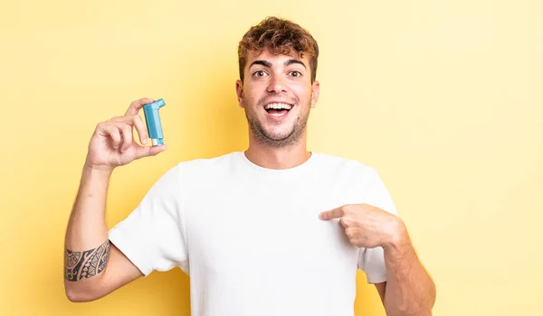 Jovem Bonito Homem Sentindo Feliz Apontando Para Mesmo Com Animado — Fotografia de Stock