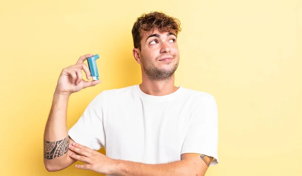 Ung Stilig Man Skakar Känner Sig Förvirrad Och Osäker Astma — Stockfoto