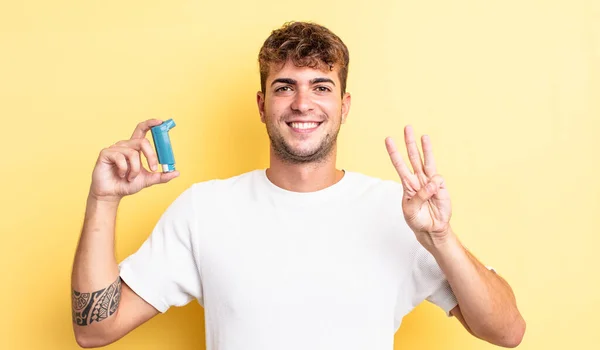 Mladý Pohledný Muž Usmívá Vypadá Přátelsky Ukazuje Číslo Tři Astmatický — Stock fotografie