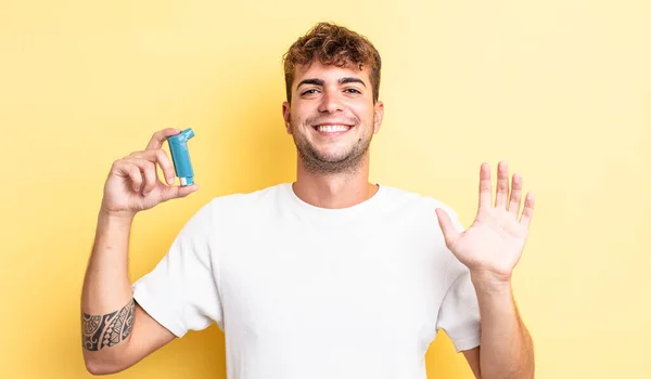 Ung Stilig Man Ler Glatt Viftar Med Handen Välkomnar Och — Stockfoto