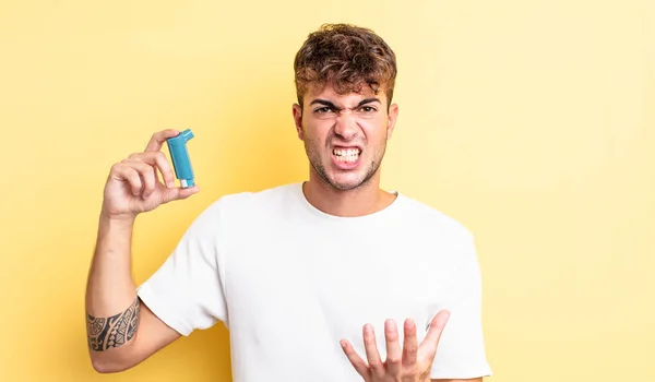 Junger Gutaussehender Mann Der Wütend Genervt Und Frustriert Wirkt Asthma — Stockfoto