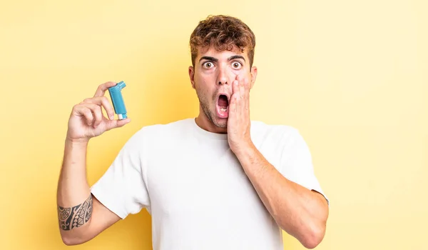 Ung Stilig Man Som Känner Sig Chockad Och Rädd Astma — Stockfoto