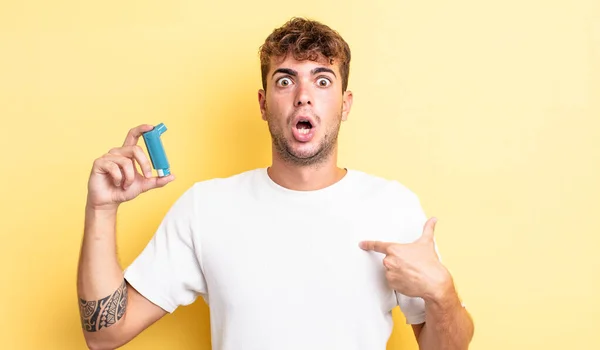 Joven Hombre Guapo Mirando Sorprendido Sorprendido Con Boca Abierta Apuntando —  Fotos de Stock