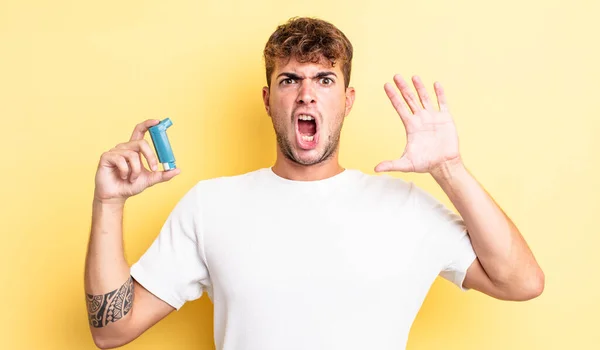 Jonge Knappe Man Schreeuwend Met Handen Lucht Astma Concept — Stockfoto