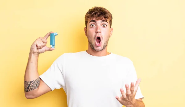 Joven Hombre Guapo Sentirse Extremadamente Sorprendido Sorprendido Concepto Asma —  Fotos de Stock