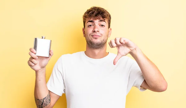 Junger Gutaussehender Mann Der Die Daumen Nach Unten Zeigt Alkoholflaschenkonzept — Stockfoto