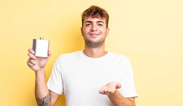 Jovem Bonito Homem Sorrindo Feliz Com Amigável Oferecendo Mostrando Conceito — Fotografia de Stock