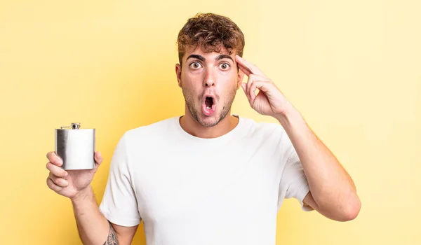 Joven Hombre Guapo Mirando Sorprendido Realizando Nuevo Pensamiento Idea Concepto —  Fotos de Stock