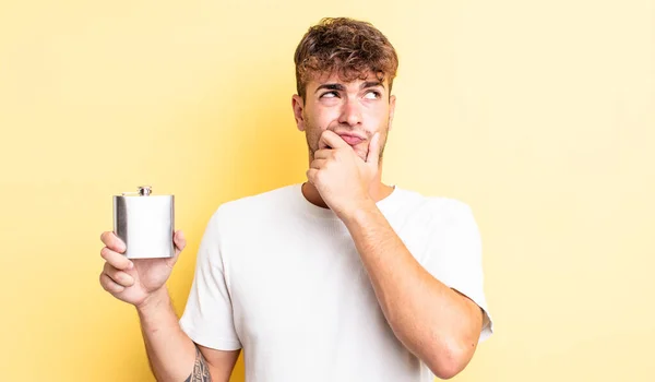 Jonge Knappe Man Denkend Twijfelachtig Verward Alcoholkolf — Stockfoto