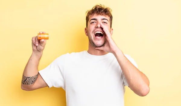 Joven Hombre Guapo Sentirse Feliz Dando Gran Grito Con Las — Foto de Stock