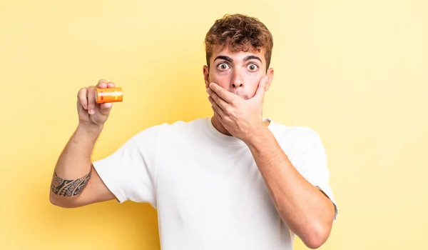 Ung Stilig Man Täcker Munnen Med Händer Med Chockad Med — Stockfoto