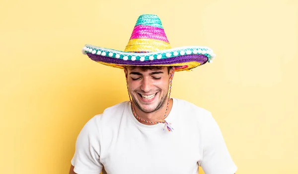 Jovem Bonitão Rir Uma Piada Hilariante Conceito Chapéu Mexicano — Fotografia de Stock
