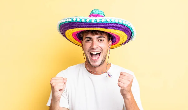 Joven Hombre Guapo Sentirse Sorprendido Riendo Celebrando Éxito Concepto Sombrero —  Fotos de Stock