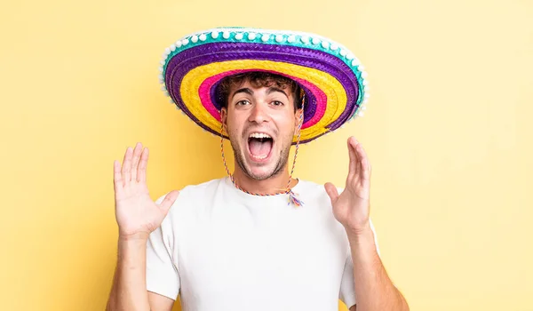 Молодой Красивый Мужчина Чувствует Себя Счастливым Поражен Невероятным Мексиканская Шляпа — стоковое фото