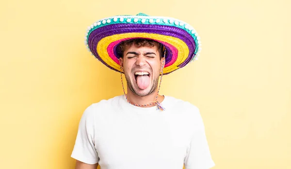 Joven Hombre Guapo Con Actitud Alegre Rebelde Bromeando Sacando Lengua —  Fotos de Stock