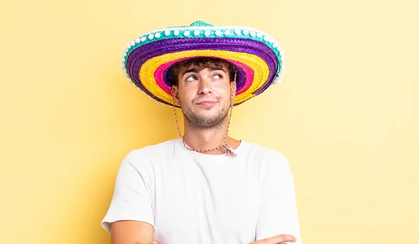 Jovem Homem Bonito Encolhendo Ombros Sentindo Confuso Incerto Conceito Chapéu — Fotografia de Stock