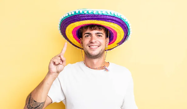 Joven Hombre Guapo Sonriendo Buscando Amigable Mostrando Número Uno Concepto —  Fotos de Stock