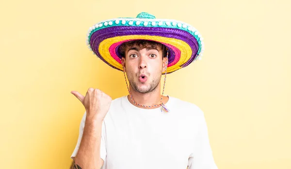 Joven Hombre Guapo Mirando Asombrado Incredulidad Concepto Sombrero Mexicano —  Fotos de Stock
