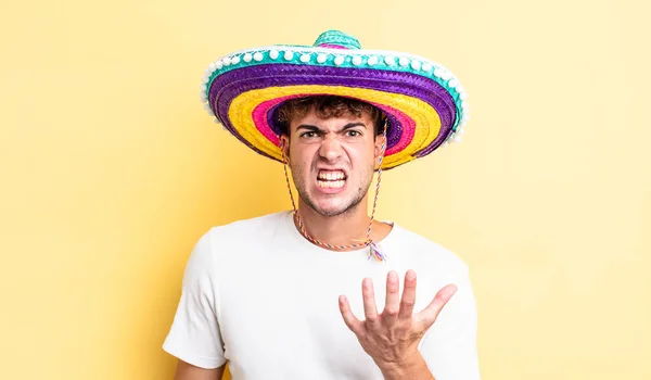 Joven Hombre Guapo Buscando Enojado Molesto Frustrado Concepto Sombrero Mexicano —  Fotos de Stock