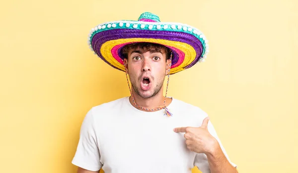 Joven Hombre Guapo Mirando Sorprendido Sorprendido Con Boca Abierta Apuntando —  Fotos de Stock