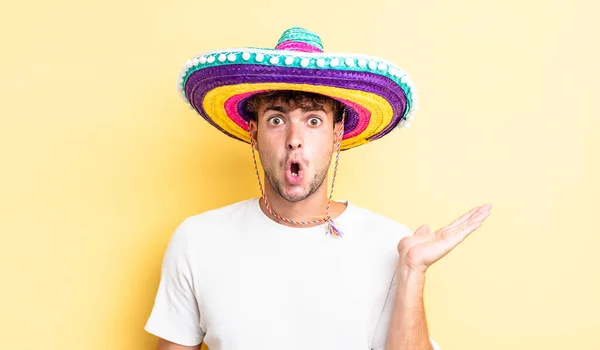 Joven Hombre Guapo Mirando Sorprendido Sorprendido Con Mandíbula Caída Sosteniendo — Foto de Stock