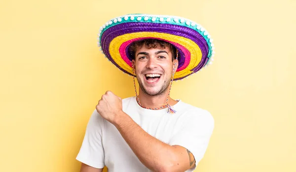 Joven Guapo Hombre Sintiéndose Feliz Frente Desafío Celebración Concepto Sombrero —  Fotos de Stock