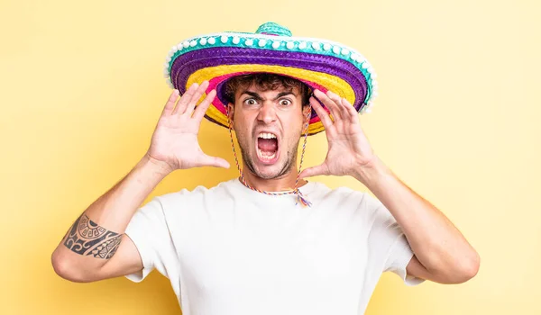 Joven Hombre Guapo Gritando Con Las Manos Alto Concepto Sombrero —  Fotos de Stock