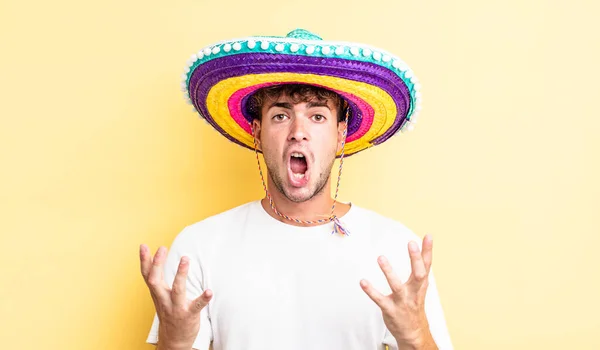 Joven Hombre Guapo Sentirse Extremadamente Sorprendido Sorprendido Concepto Sombrero Mexicano —  Fotos de Stock