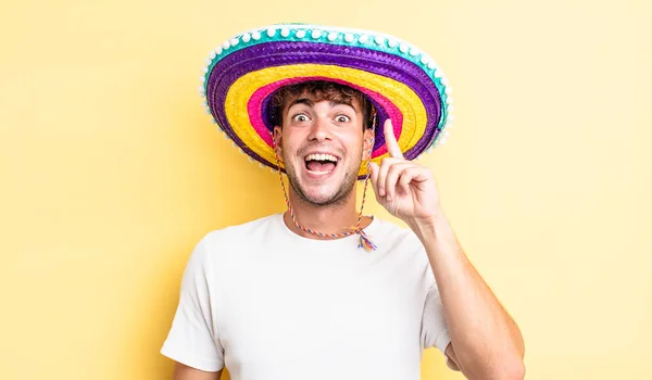 Joven Hombre Guapo Sintiéndose Como Genio Feliz Emocionado Después Darse —  Fotos de Stock