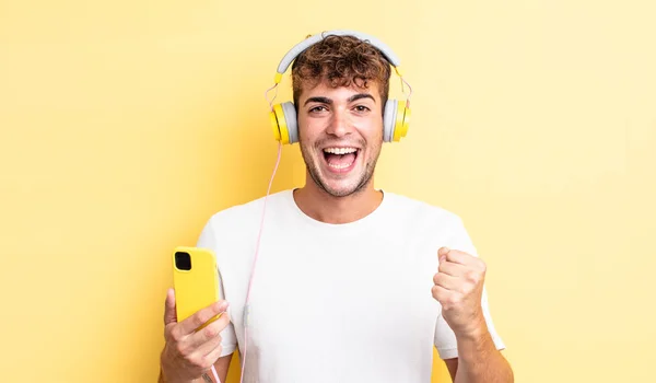 Jonge Knappe Man Die Zich Geschokt Voelt Lacht Succes Viert — Stockfoto