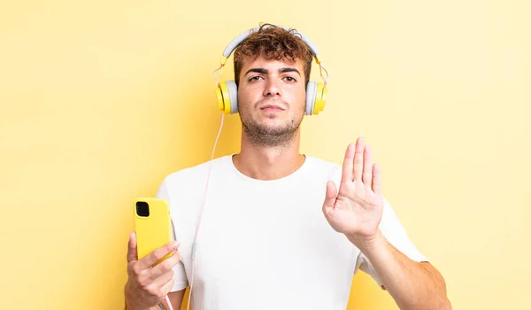 Jonge Knappe Man Die Serieus Uitziet Een Open Handpalm Laat — Stockfoto