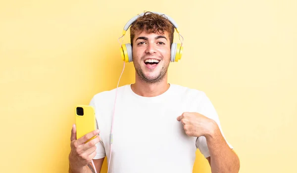 Mladý Pohledný Muž Který Cítí Šťastný Ukazuje Sebe Vzrušeně Sluchátka — Stock fotografie