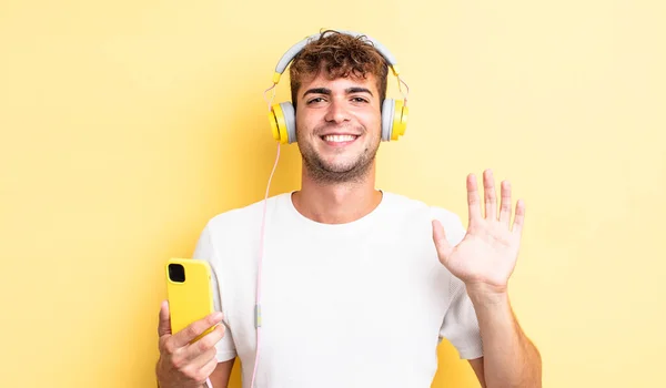 Jonge Knappe Man Glimlachend Zwaaiend Met Hand Verwelkomend Groetend Koptelefoon — Stockfoto