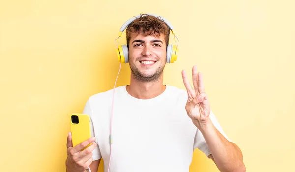 Jeune Homme Beau Sourire Air Amical Montrant Numéro Trois Casque — Photo