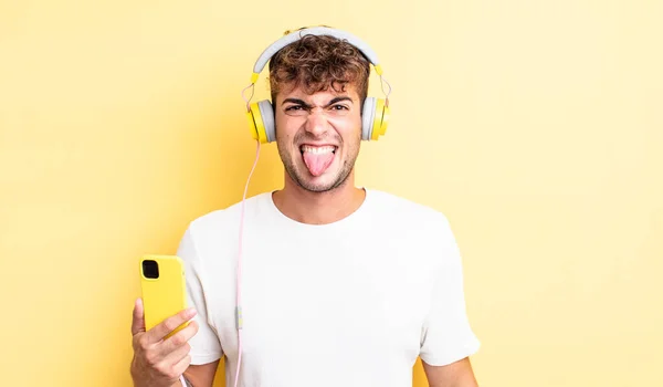 Ung Stilig Man Känner Äcklad Och Irriterad Och Tungan Hörlurar — Stockfoto