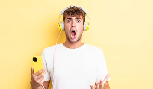 Jeune Homme Beau Sentant Extrêmement Choqué Surpris Casque Concept Smartphone — Photo