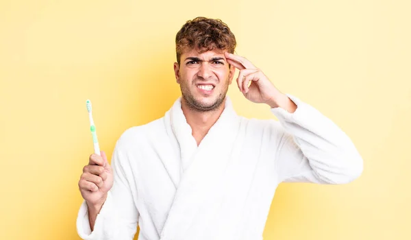 Jovem Homem Bonito Sentindo Confuso Perplexo Mostrando Que Você Louco — Fotografia de Stock