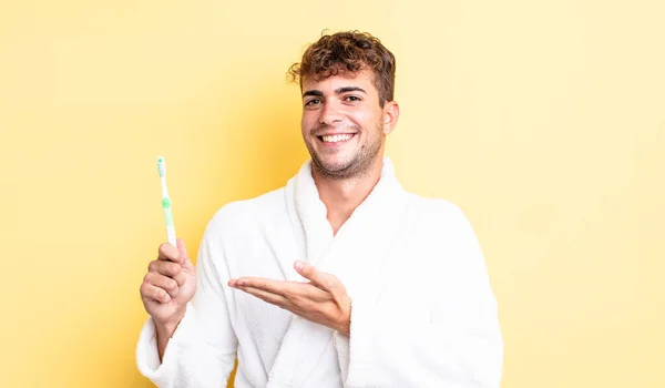 若いハンサムな男は陽気に笑って幸せを感じコンセプトを示す 歯ブラシのコンセプト — ストック写真