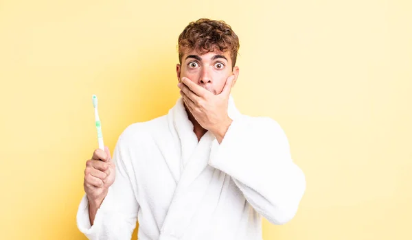 Mladý Pohledný Muž Zakrývající Ústa Rukama Šoku Koncepce Zubního Kartáčku — Stock fotografie