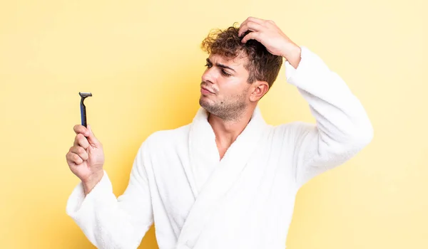 Jovem Homem Bonito Sentindo Intrigado Confuso Coçando Cabeça Conceito Barbear — Fotografia de Stock