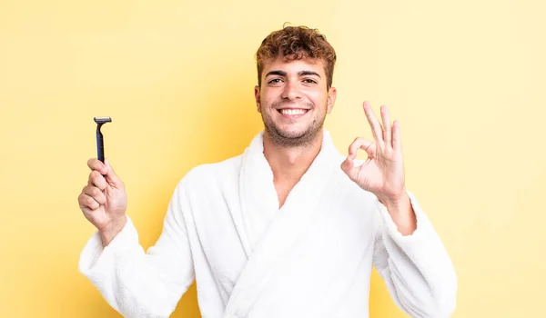 Jovem Bonito Homem Sentindo Feliz Mostrando Aprovação Com Gesto Conceito — Fotografia de Stock