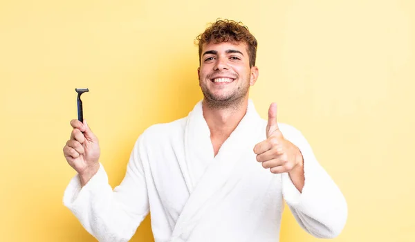 Jovem Homem Bonito Sentindo Orgulhoso Sorrindo Positivamente Com Polegares Para — Fotografia de Stock