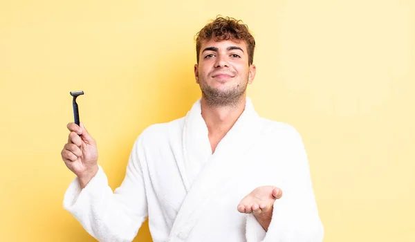 Jovem Bonito Homem Sorrindo Feliz Com Amigável Oferecendo Mostrando Conceito — Fotografia de Stock